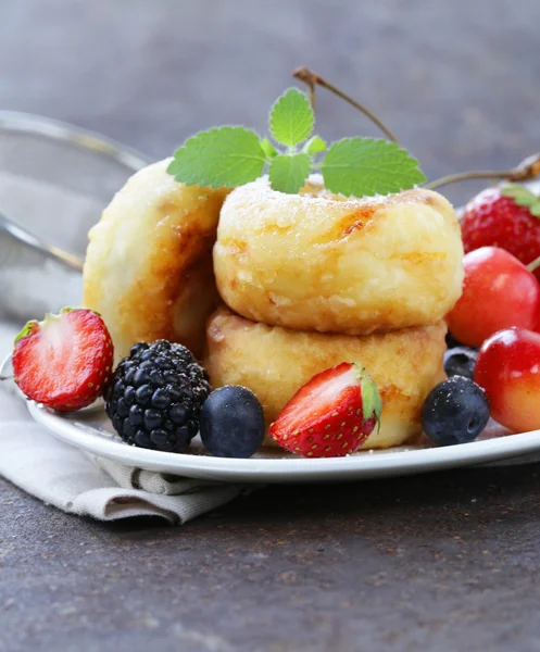 Tvarohové palačinky (tvarohové koláče) s čerstvým ovocem — Stock fotografie