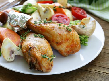 Kızarmış tavuk budu otlar ve Baharatlar, sebze ile garnitür