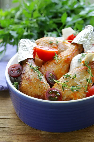 Smažené kuřecí stehna s bylinkami a koření, zeleninu pro ozdobu — Stock fotografie