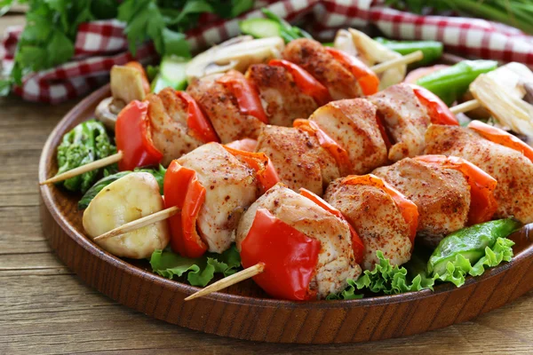 Kebab de pollo con pimiento en pinchos de madera — Foto de Stock