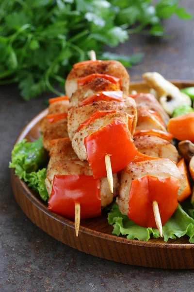 Kebab de pollo con pimiento en pinchos de madera — Foto de Stock