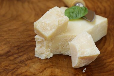 parça ahşap tahta üzerinde doğal parmesan peyniri