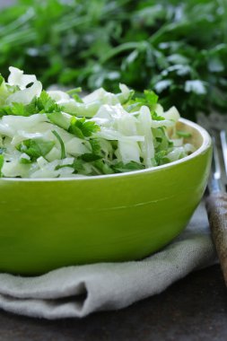 lahana (lahana salatası), salatalık ve maydanoz - taze yeşil salata sağlıklı gıda