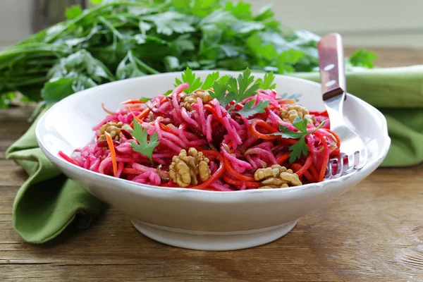 Salat mit Karotten, Roter Bete, Apfel und Walnüssen — Stockfoto