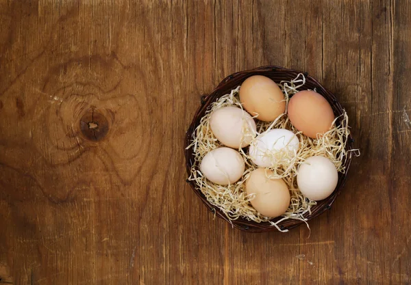 Fazenda ovos orgânicos naturais em um fundo de madeira — Fotografia de Stock