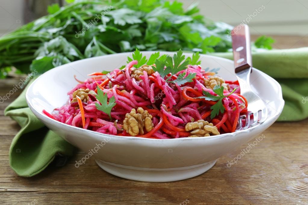 Салат с морковью, свеклой, яблоком и грецкими орехами