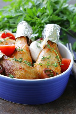 Kızarmış tavuk budu otlar ve Baharatlar, sebze ile garnitür