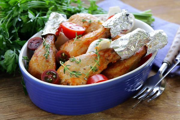 Patas de pollo frito con hierbas y especias, verduras para decorar —  Fotos de Stock