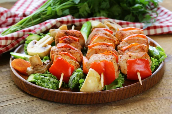 Hühnerkebab mit Paprika auf Holzspießen — Stockfoto