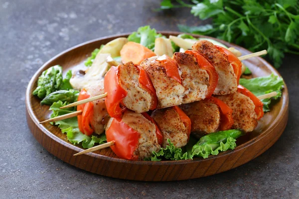 Chicken kebab with bell pepper on wooden skewers — Stock Photo, Image