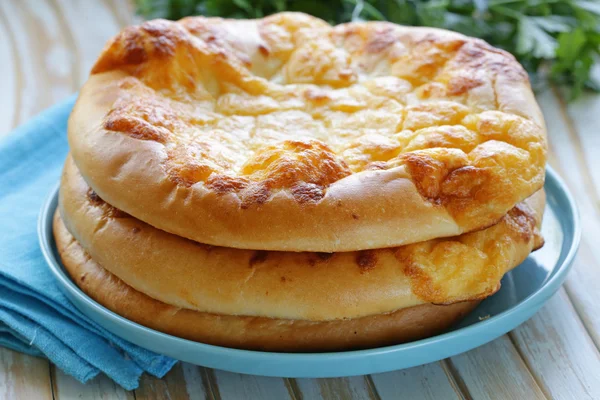 Pan plano al horno con queso en una mesa de madera — Foto de Stock