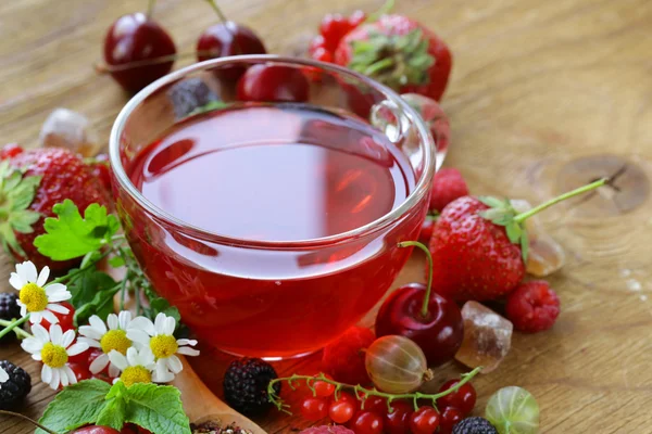 Berry thee met verse aalbessen, frambozen en aardbeien — Stockfoto