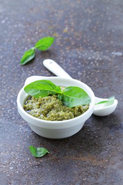 Geleneksel İtalyan pesto sos fesleğen ve zeytin yağı ile