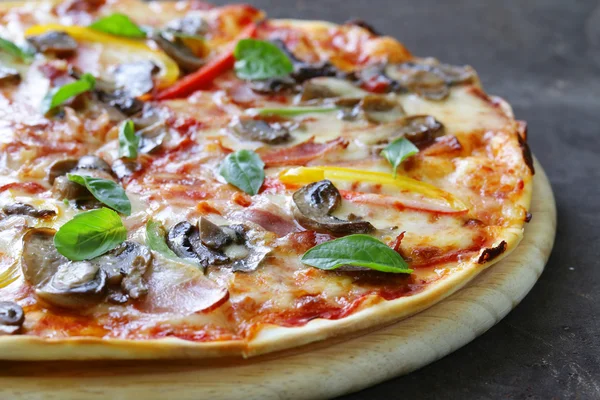 Tradycyjna włoska pizza z pieczarkami, papryka i pancetta — Zdjęcie stockowe