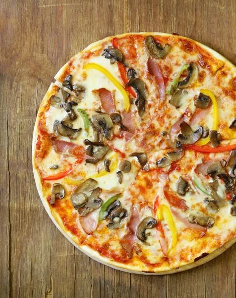 Tradycyjna włoska pizza z pieczarkami, papryka i pancetta — Zdjęcie stockowe