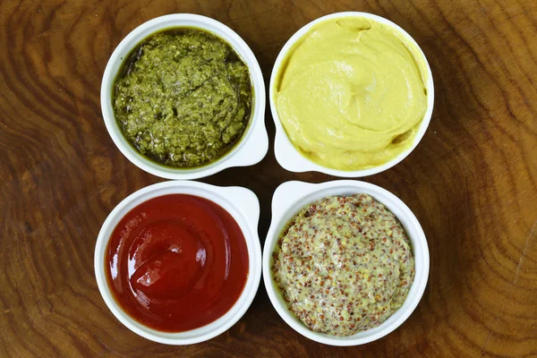 Los tipos diferentes de las salsas - el ketchup, la mostaza, el pesto —  Fotos de Stock