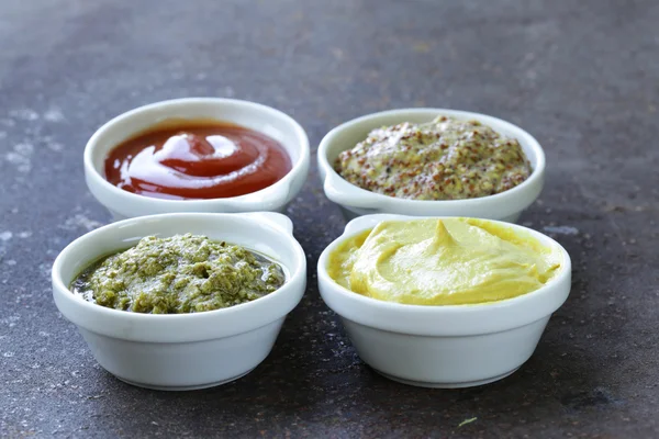 Verschillende soorten sauzen - ketchup, mosterd, pesto — Stockfoto