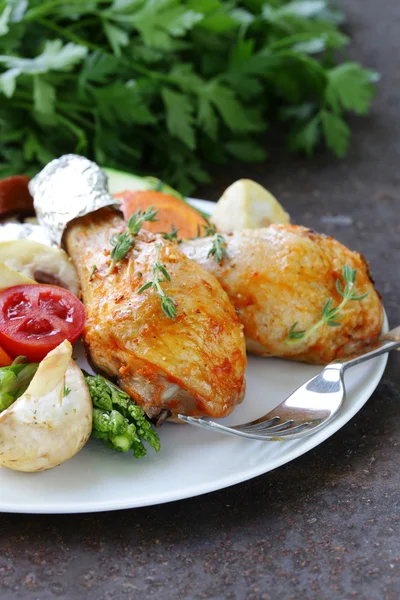 Stekta kycklingklubbor med örter och kryddor, grönsaker till garnering — Stockfoto