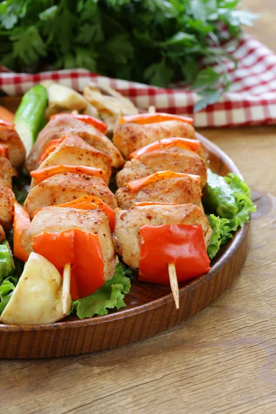 Chicken kebab with bell pepper on wooden skewers — Stock Photo, Image
