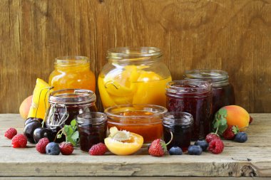 Çeşitli meyve sıkışmaları (kayısı, çilek, ahududu, portakal berry)