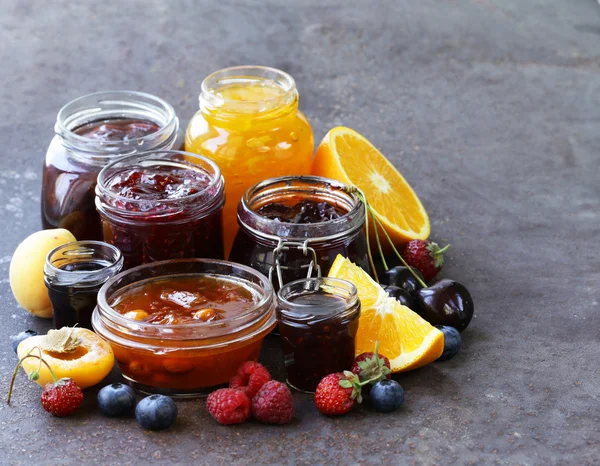 Nejrůznějších ovocných plodů jamy (meruňka, jahoda, Malina, pomeranč) — Stock fotografie