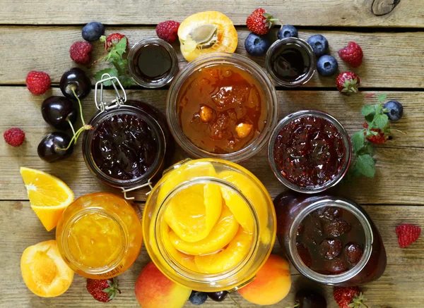 Assorted fruit berry jam (abrikoos, aardbei, framboos, oranje) — Stockfoto