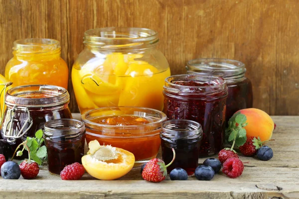 Assorted fruit berry jams (apricot, strawberry, raspberry, orange) — Stock Photo, Image