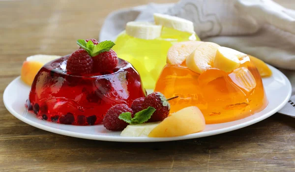 Ягодное фруктовое желе с ягодами - летний десерт — стоковое фото