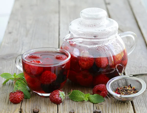 Fruit berry rode thee op een houten tafel — Stockfoto