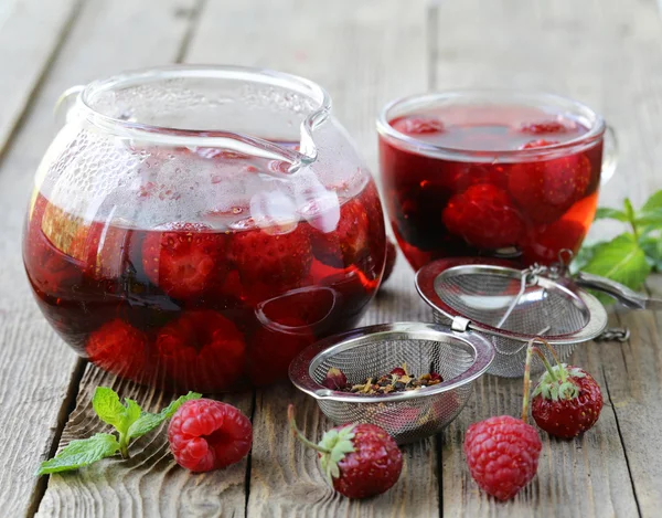 Fruit berry rode thee op een houten tafel — Stockfoto