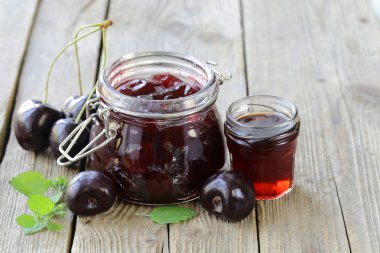 ahşap bir masa üzerinde ev yapımı organik kiraz reçeli