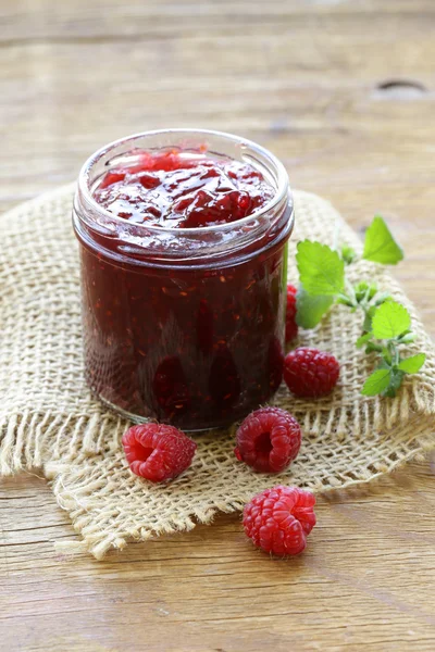 Natuurlijke organische zelfgemaakte frambozenjam in een glazen pot — Stockfoto