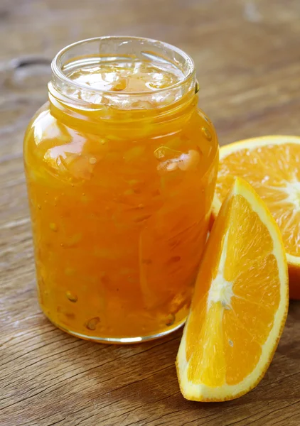 Домашний органический апельсиновый джем с апельсиновой цедрой — стоковое фото