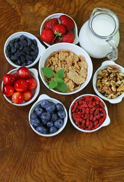 Sada komponentů pro zdravé potraviny snídani - müsli, čerstvé a sušené ovoce, ořechy, bobule goji — Stock fotografie