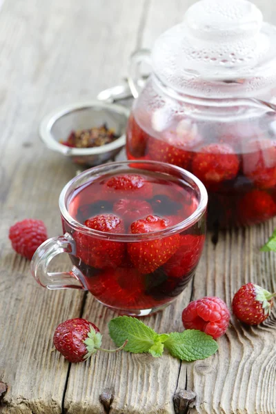 Früchtebeere roter Tee auf einem Holztisch — Stockfoto