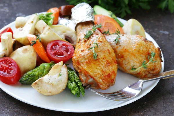 Fried chicken legs with herbs and spices, vegetables for garnish — Stock Photo, Image