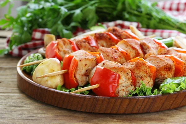 Chicken kebab with bell pepper on wooden skewers — Stock Photo, Image