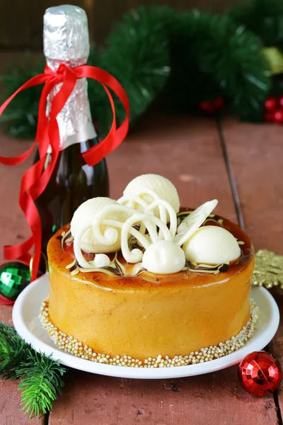 Weihnachtsfestlicher Dessert-Kuchen mit weißer Schokolade und Karamell — Stockfoto