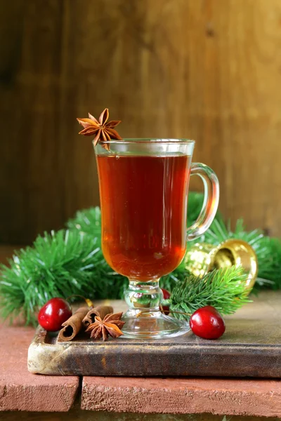 Kerstmis drinken thee met kaneel en steranijs — Stockfoto