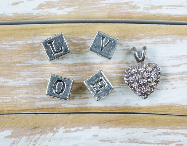 Slovo "Láska" v kovových písmen — Stock fotografie