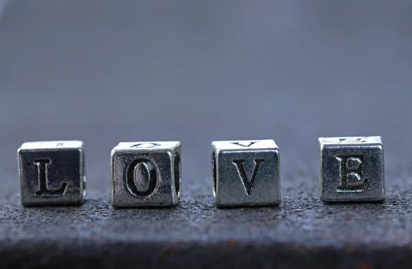 Le mot "AMOUR" écrit en lettres métalliques — Photo