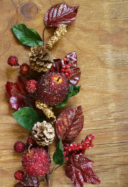 Composizione autunnale con decorazioni di frutta e foglie per la festa del Ringraziamento — Foto Stock