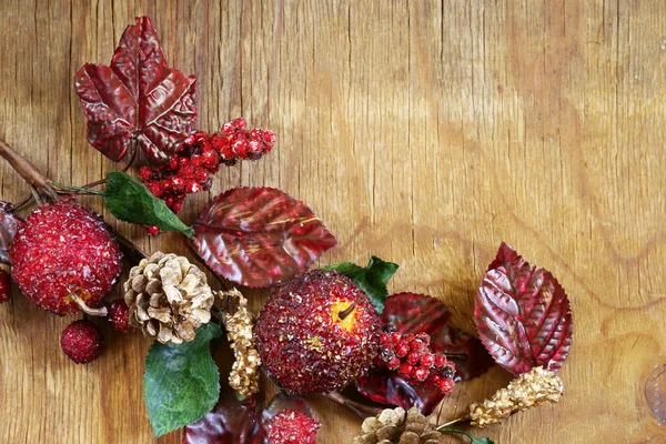 Composición otoñal con decoraciones de frutas y hojas para la fiesta de Acción de Gracias — Foto de Stock