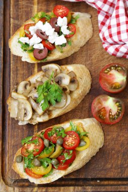 İtalyan meze bruschetta domates, zeytin, peynir ve mantar ile