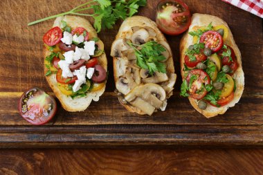 İtalyan meze bruschetta domates, zeytin, peynir ve mantar ile