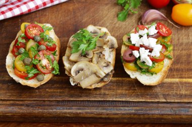 İtalyan meze bruschetta domates, zeytin, peynir ve mantar ile