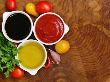 geleneksel İtalyan soslar - balsamik sirke, domates sosu ve zeytin yağı