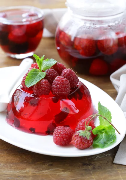 Beerenfruchtgelee mit frischen Beeren - sommerliches Dessert — Stockfoto