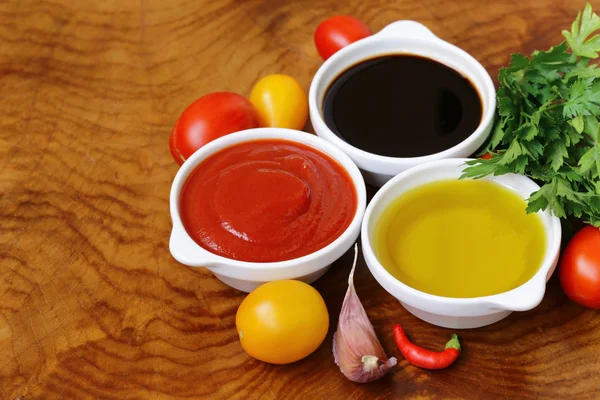 Traditionele Italiaanse sauzen - tomatensaus, balsamico azijn en olijfolie — Stockfoto