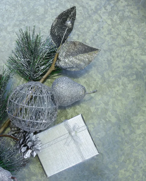 Rami di abete di sfondo di Natale con decorazioni in argento e scatola regalo — Foto Stock